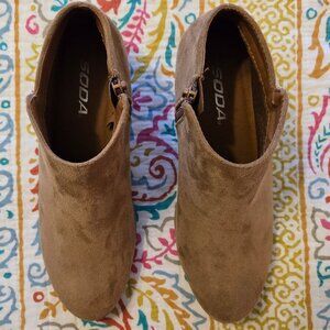 SODA Tan Faux Suede Ankle Boots - Size 6M